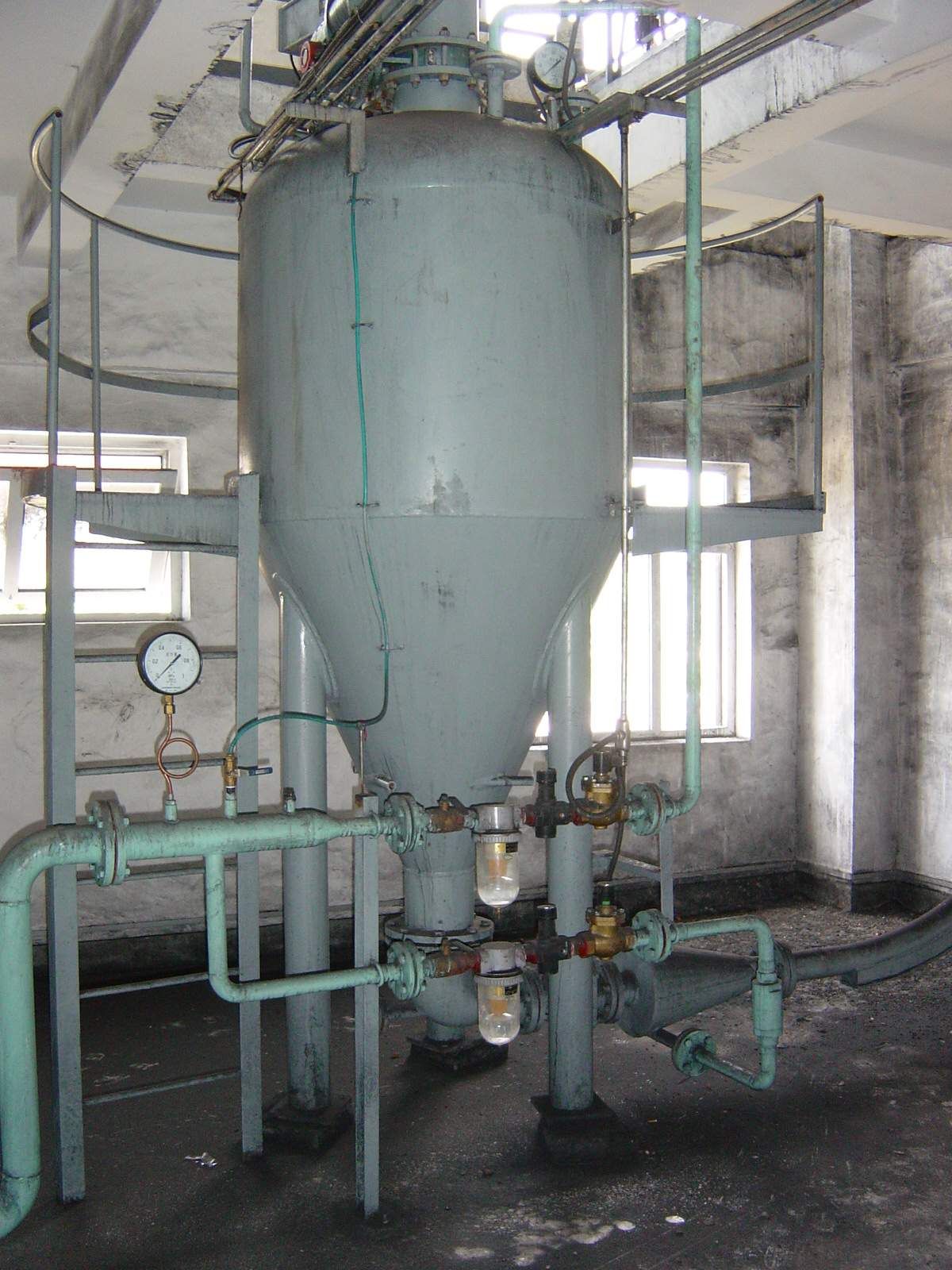 國(guó)家某兩彈一星企業(yè)石灰石下行式正壓密相氣力輸送倉泵